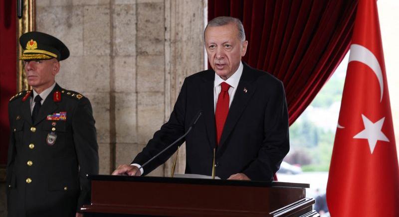 Putyint és Zelenszkijt is felhívta Erdogan