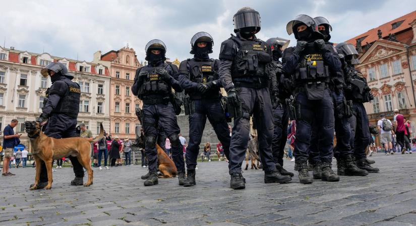 Komoly balhé Prágában: rátámadt az olasz fekete sereg az angolokra