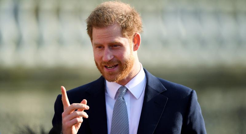 Harry herceg szerint a brit bulvársajtó „ipari méretekben” törte fel az ő és exbarátnője telefonjait