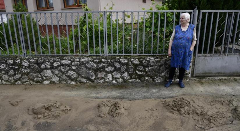 Villámárvíz öntötte el Kétyet, az autók úsztak a faluban