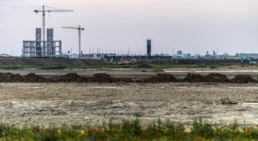 Debrecenben egyre többen ellenzik akkumulátorgyár építését, Iváncsán egy alvállalkozó több száz millió forinttal tartozik