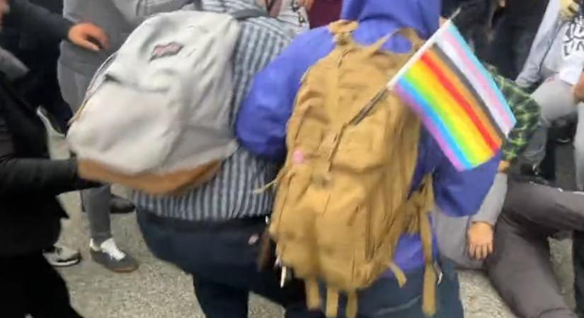 Konzervatív és baloldali tüntetők csaptak össze Kaliforniában, mert egy iskolában be akarták illeszteni a Pride-ot az iskolai napokba (VIDEÓK)