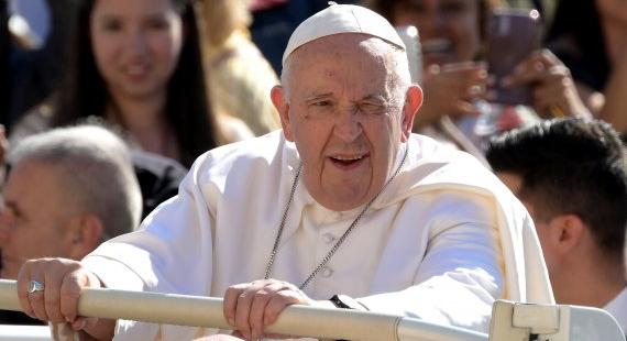 Sikeres volt Ferenc pápa műtétje, a katolikus egyházfő viccelődött a beavatkozás után
