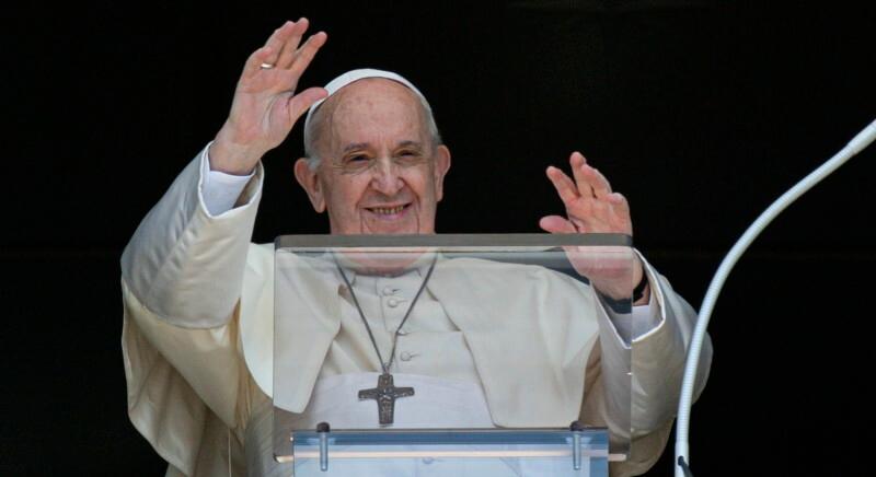 Viccelődött Ferenc pápa a sikeres műtétje után
