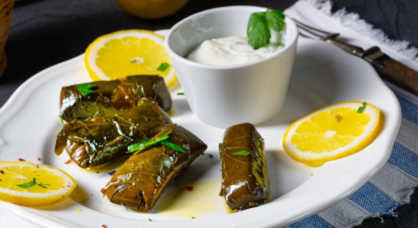 Fűszeres darált hússal töltött szőlőlevél, avagy dolmades: görög recept szerint