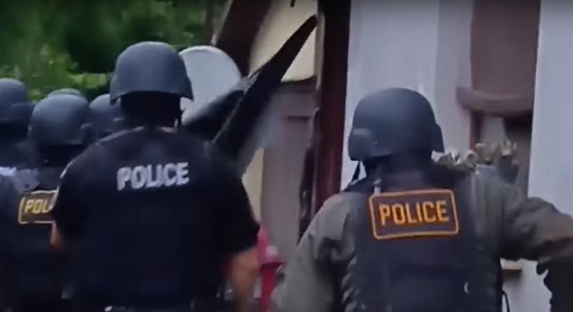 Kommandósok csaptak le egy drogbandára Békés vármegyében, 16 embert fogtak el