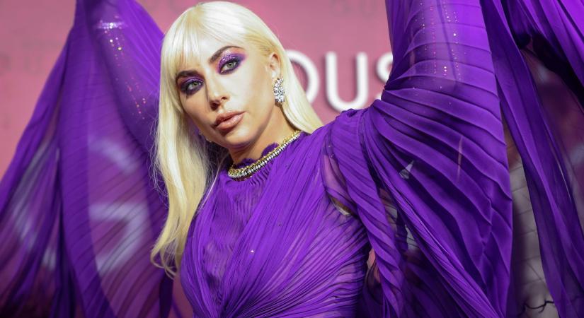 Lady Gaga szinte smink nélkül mutatta meg az arcát (fotók)