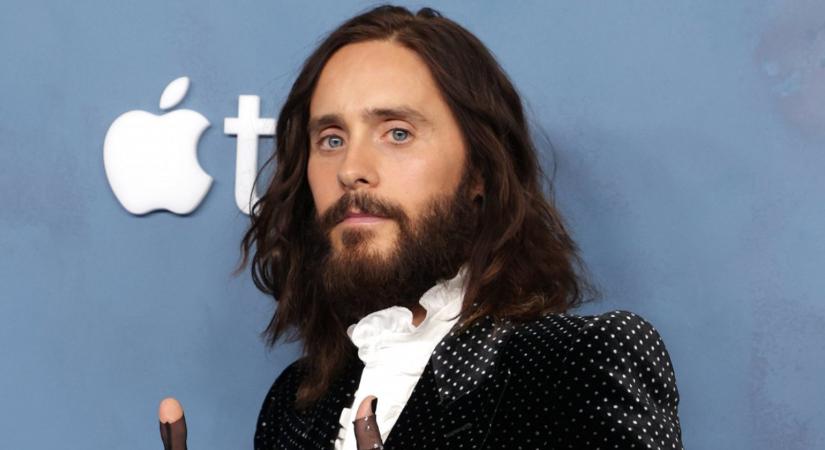 Jared Leto megőrült? Egy berlini hotel falára mászva videózták le a színészt (videó)