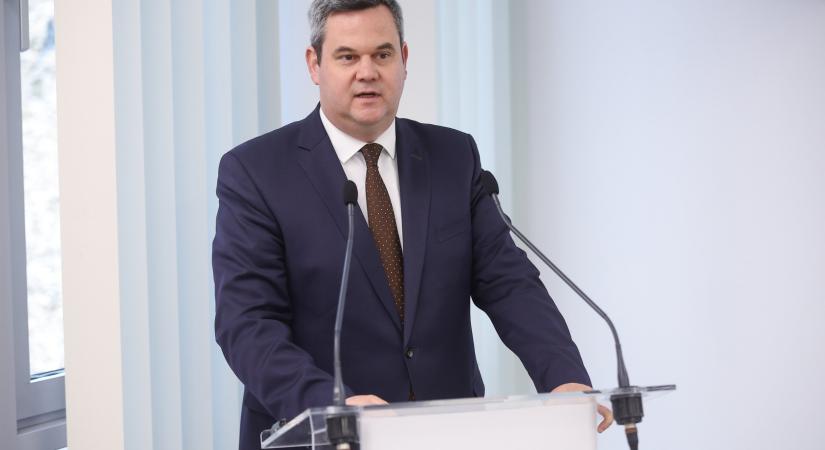 Az egészségügyi államtitkár szerint az egészségügyet indokolatlan támadások érik