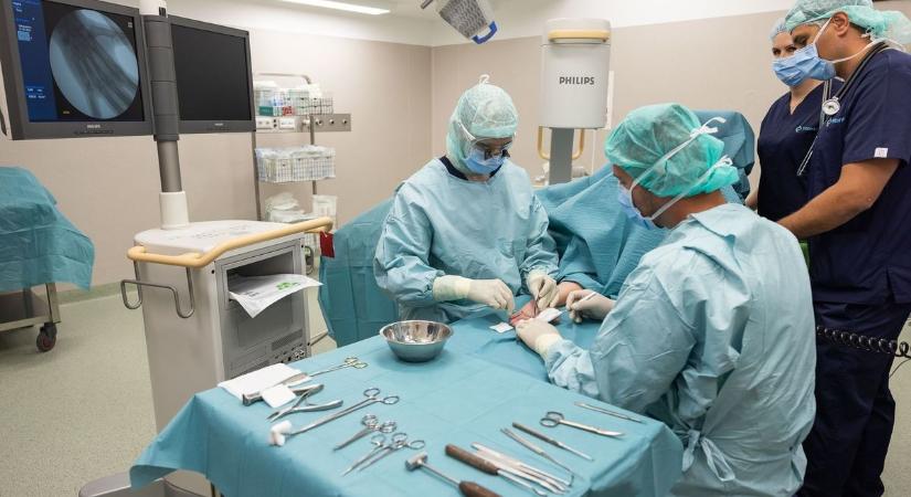 Csökkenhetnek a várólisták: újabb kórházban végeznek térd- és csípőprotézis műtétet