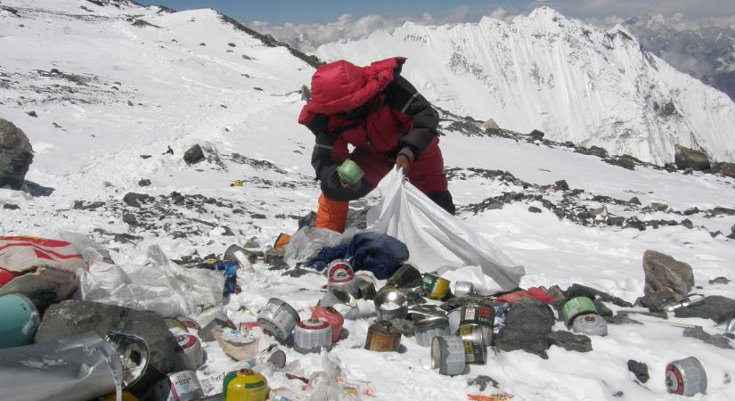 54 tonnányi hulladékot vittek le a hegymászók után a Mount Everestről