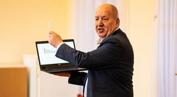 A kormány az emberek sarcolásától várja az infláció csökkenését