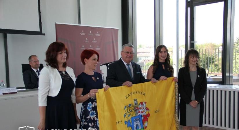 Emlékzászlót kapott a főügyészség