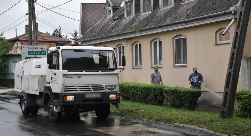 Sárban úszott a jászberényi Szentkúti tér a heves esőzés után
