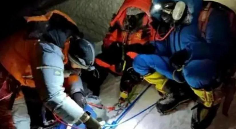 Újabb Everest-botrány: Majdnem meghalt egy kínai hegymászó, de nem volt hajlandó fizetni az őt félholtan lecipelő serpának