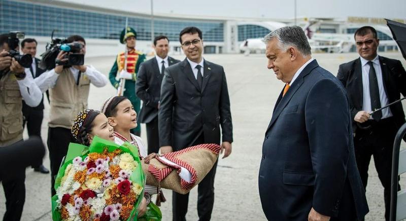 Orbánt virágcsokorral várták a türkmén gyerekek, amikor leszállt a gépről Asgabatban