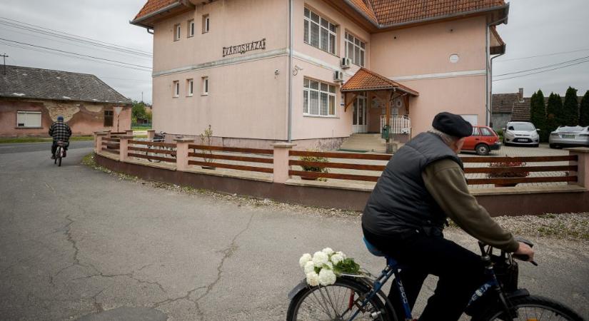 „Az sem hülye, aki hallgat” – így vonult be a Fidesz-univerzum a választásra készülő zalai kisvárosba