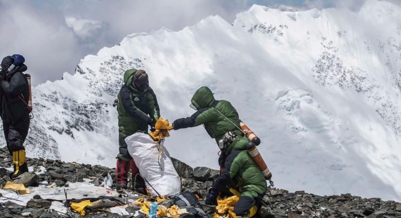 Felfoghatatlan mennyiségű szemetet szedtek össze a Mount Everesten és más nepáli hegyeken