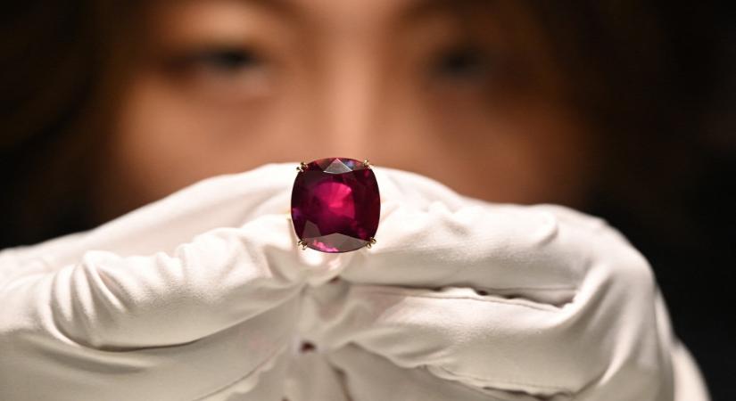 Forintban tizenegy számjegyű összegért kelt el a világ legdrágább rubinja