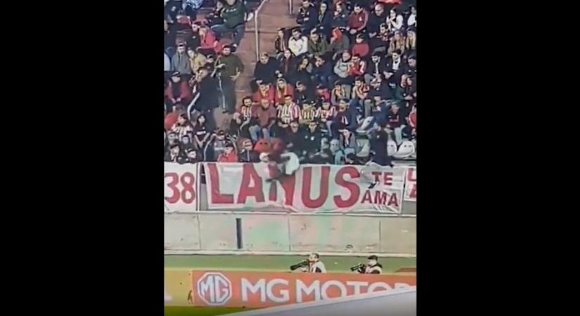 Botrány a stadionban: lelökte a lelátóról a barátnőjét fogdosó szurkolót az őrült focidrukker - videó