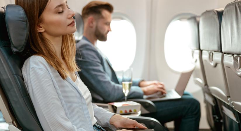 Őrületes balhét rendezett a repülőn egy tini, mert plus size utasok közé ültették