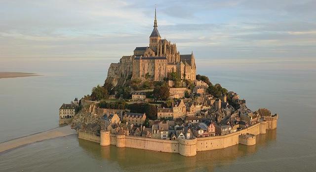 Kétévi készülődés után ünnepli fennállása 1000. évfordulóját Mont-Saint-Michel mesébe illő apátsága