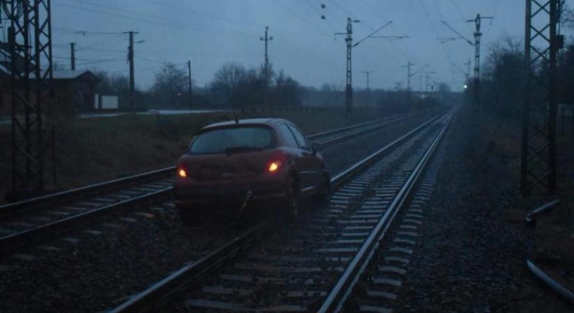 A vasúti sínekre kanyarodott a fiával éppen KRESZ-vizsgára igyekvő autós - 235 percet késtek a vonatok