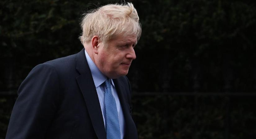 Belebukott a partygate-botrányba Boris Johnson: azonnali hatállyal lemond a mandátumáról és elhagyja a parlamentet
