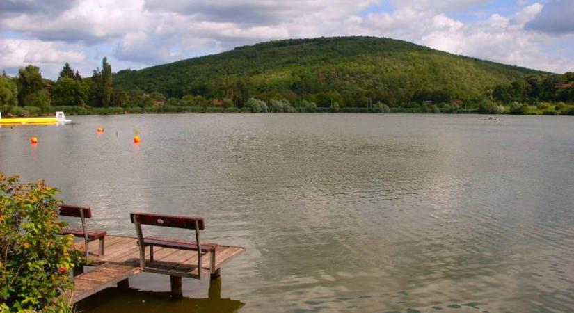 Gyönyörű, tiszta vizű tóban csobbanhatsz egy órára Budapesttől: a Cserhát gyöngyszeme a Bánki-tó