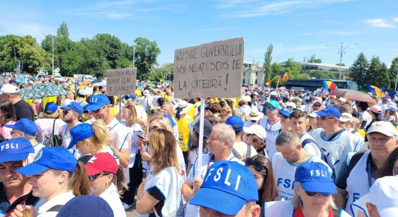 Újabb nagyszabású tüntetést tartottak Bukarestben a tanügyi szakszervezetek
