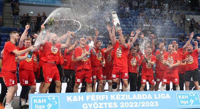 Videó: sör, pezsgő és partiszemüveg – így ünnepelte Szegeden a Veszprém a bajnoki címet
