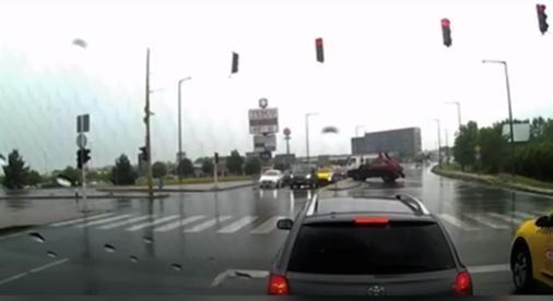 Videón, ahogy több autót letarolt a megcsúszó konténerszállító Vecsésnél