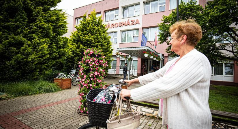 Gyönyörködjünk! Pompáznak a virágtornyok Kovácsháza belvárosában
