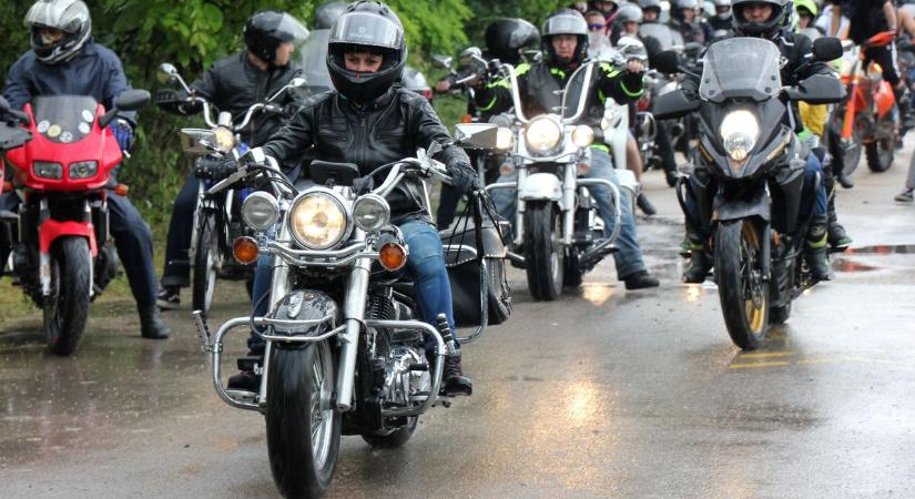 Végigdübörögtek a motorosok a Balatonnál (videó)