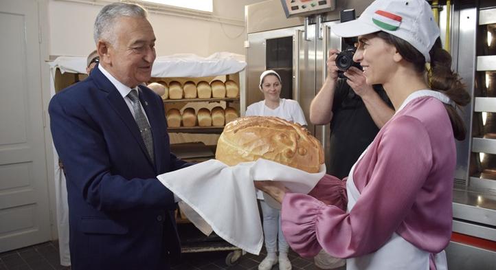 A KRE Diakóniai Központjába is ellátogatott a kormányszóvivő