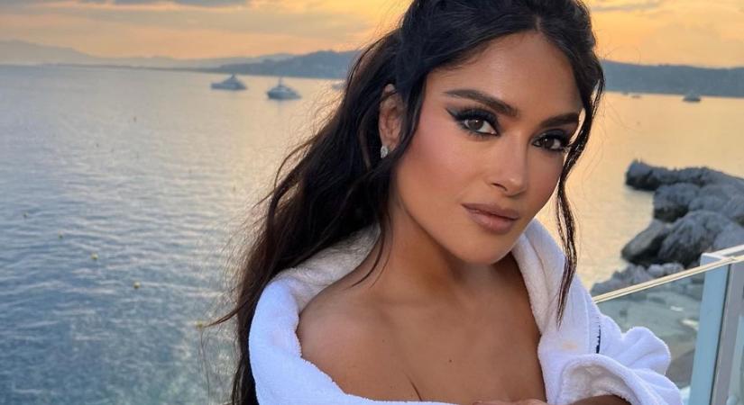 Az 56 éves Salma Hayek elképesztő formában van - bikiniben mutatta meg az alakját