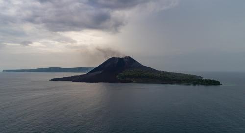 Kitörések sorozatával riogat Anak Krakatau