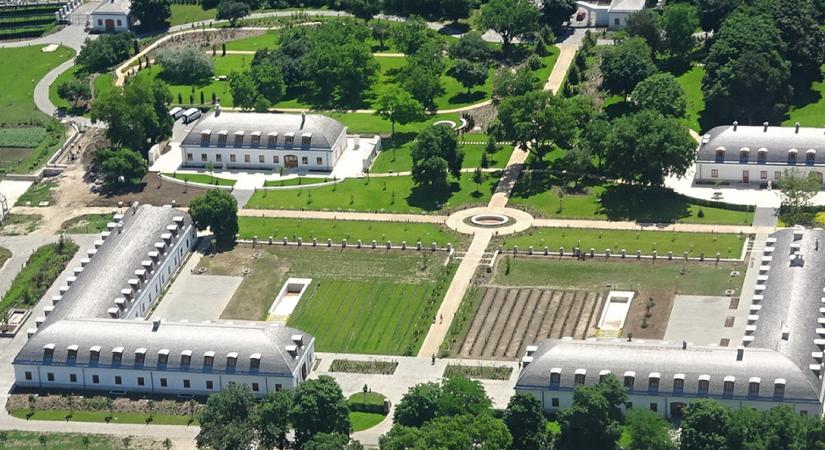 Megnyugodhatnak a tanárok: elkészült a hatvanpusztai Orbán-kastély