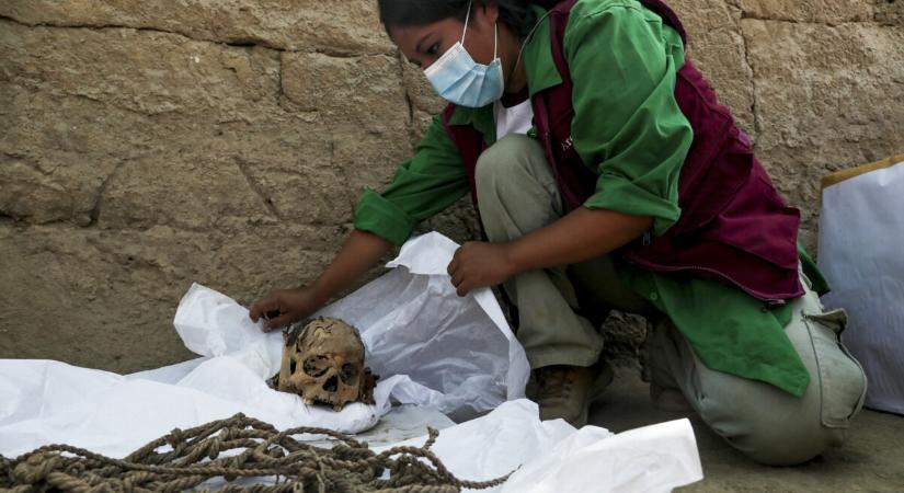 Kokalevéllel körülvett múmiát találtak Limában