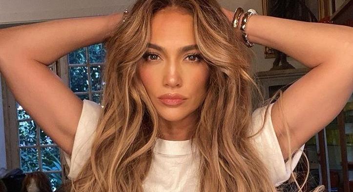 Majd kigurulnak Jennifer Lopez mellei ebből a ruhából
