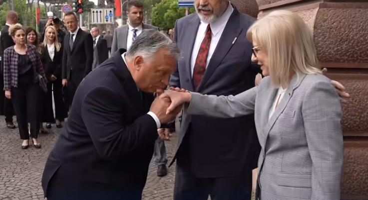 Orbán Viktor megint bepróbálkozott egy kézcsókkal – nézzék, mi sült ki belőle!