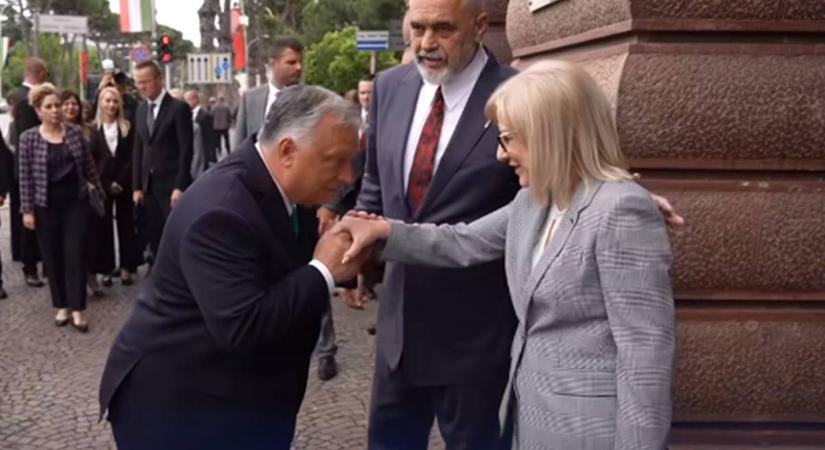 Orbán kézcsók-király ezúttal Albániában cuppant rá egy női kacsóra