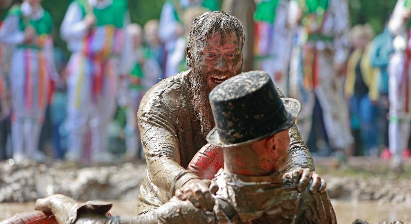 Férfiak dagonyáznak a Mocskos disznó fesztiválon: nagyon régóta állják a sarat – galéria