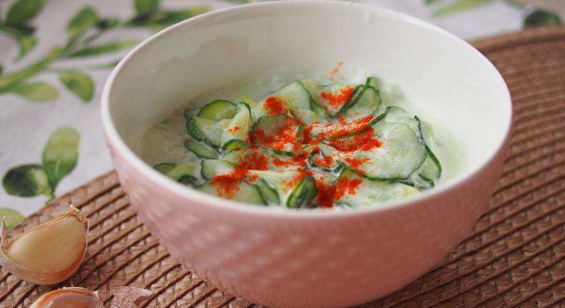 Klasszikus ecetes uborkasaláta jó sok tejföllel: mamaféle recept szerint