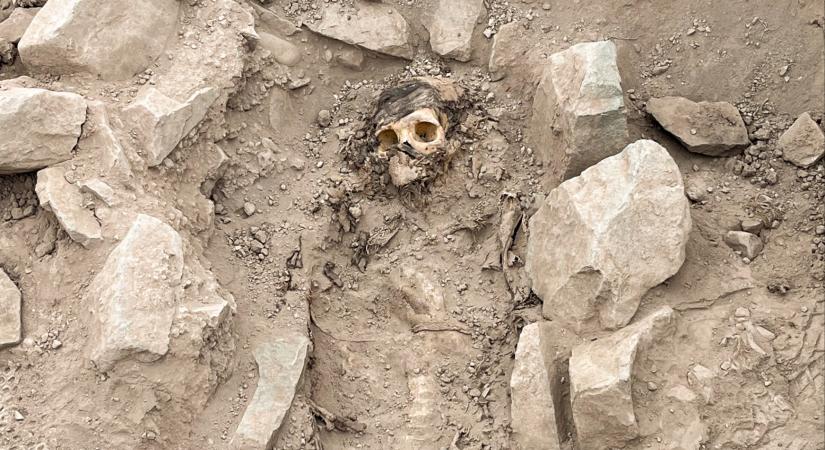 Kokalevéllel körülvett múmiára bukkantak a régészek Peruban
