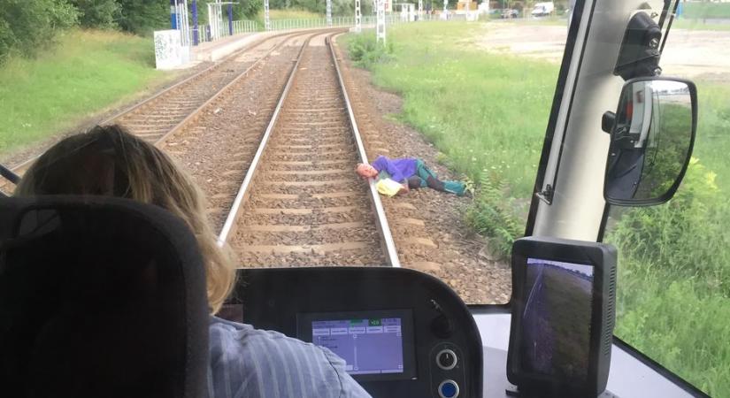 A sínen aludt egy férfi Budapesten, és jött a villamos