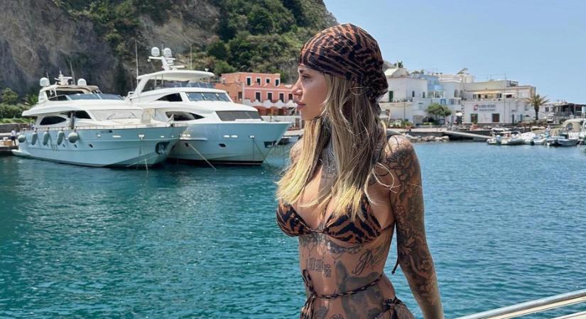 Mindenki azt találgatja, mit csinálhatott Theo Hernandez barátnője a focista ölébe hajolva - fotó