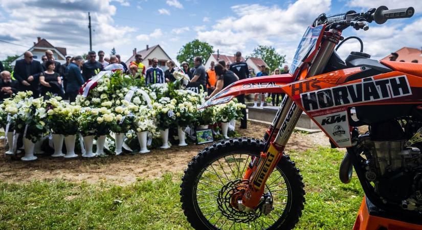 Szvoboda Bence temetése képeken
