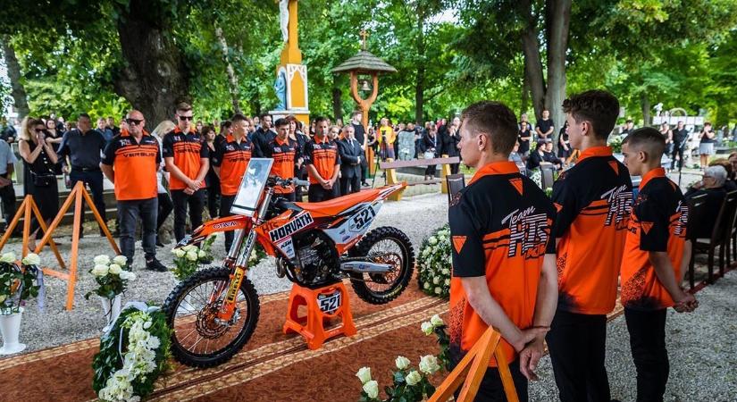 Szívszorító: ezt üzenték a motorosoknak Szvoboda Bence szülei a temetés után