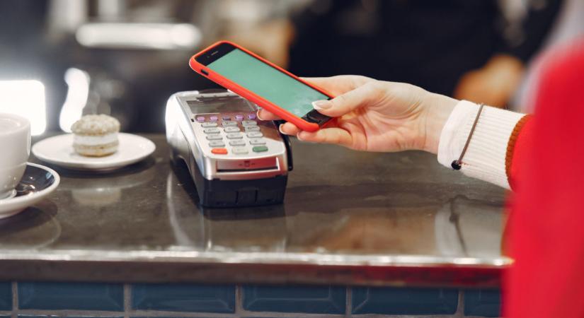 Bankkártya helyett okostelefon: Egyre népszerűbb a mobilfizetés